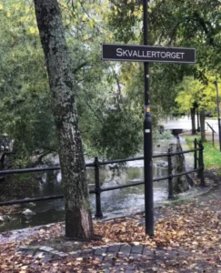 Korv är godast när man grillar den ute i naturen